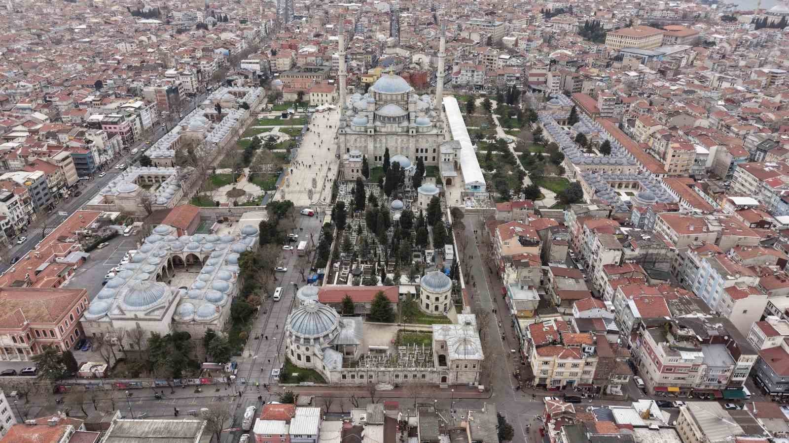 İlber Ortaylı’nın defnedileceği Fatih Camii haziresi dronla görüntülendi
