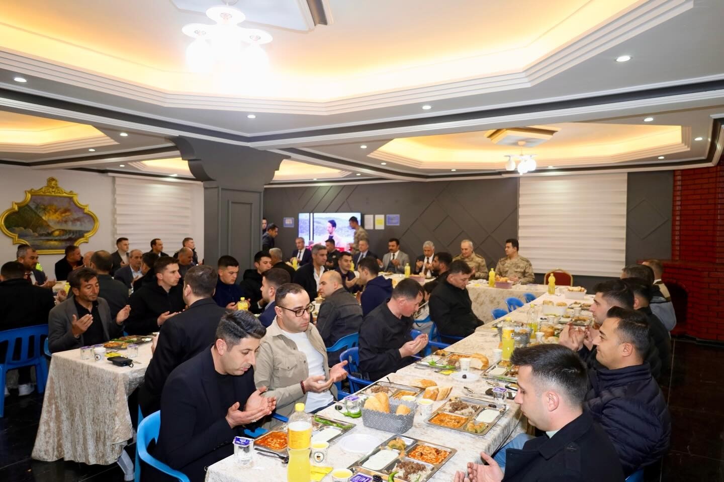 İlçe protokolü öğrencilerle iftarda bir araya geldi
