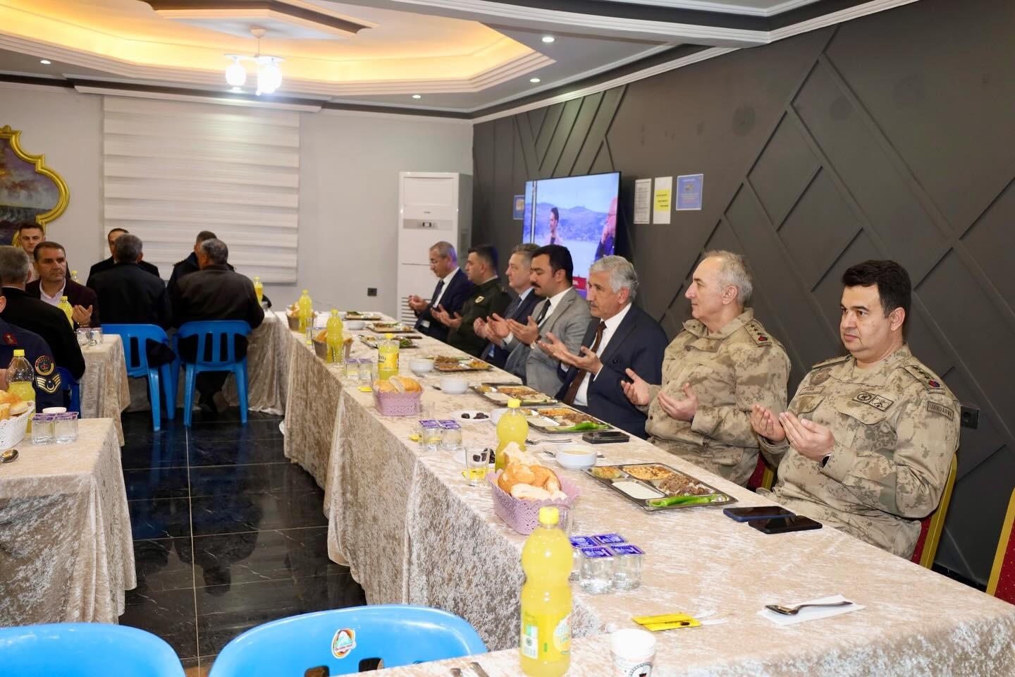 İlçe protokolü öğrencilerle iftarda bir araya geldi
