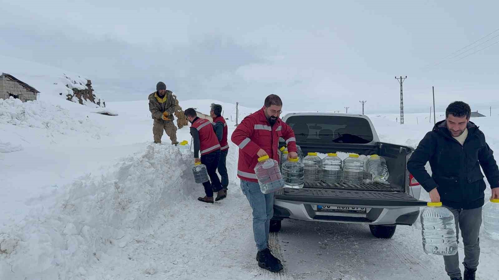 İlçe Tarım ve Orman Müdürlüğü ekipleri suların donduğu bölgedeki hayvanlara su götürdü
