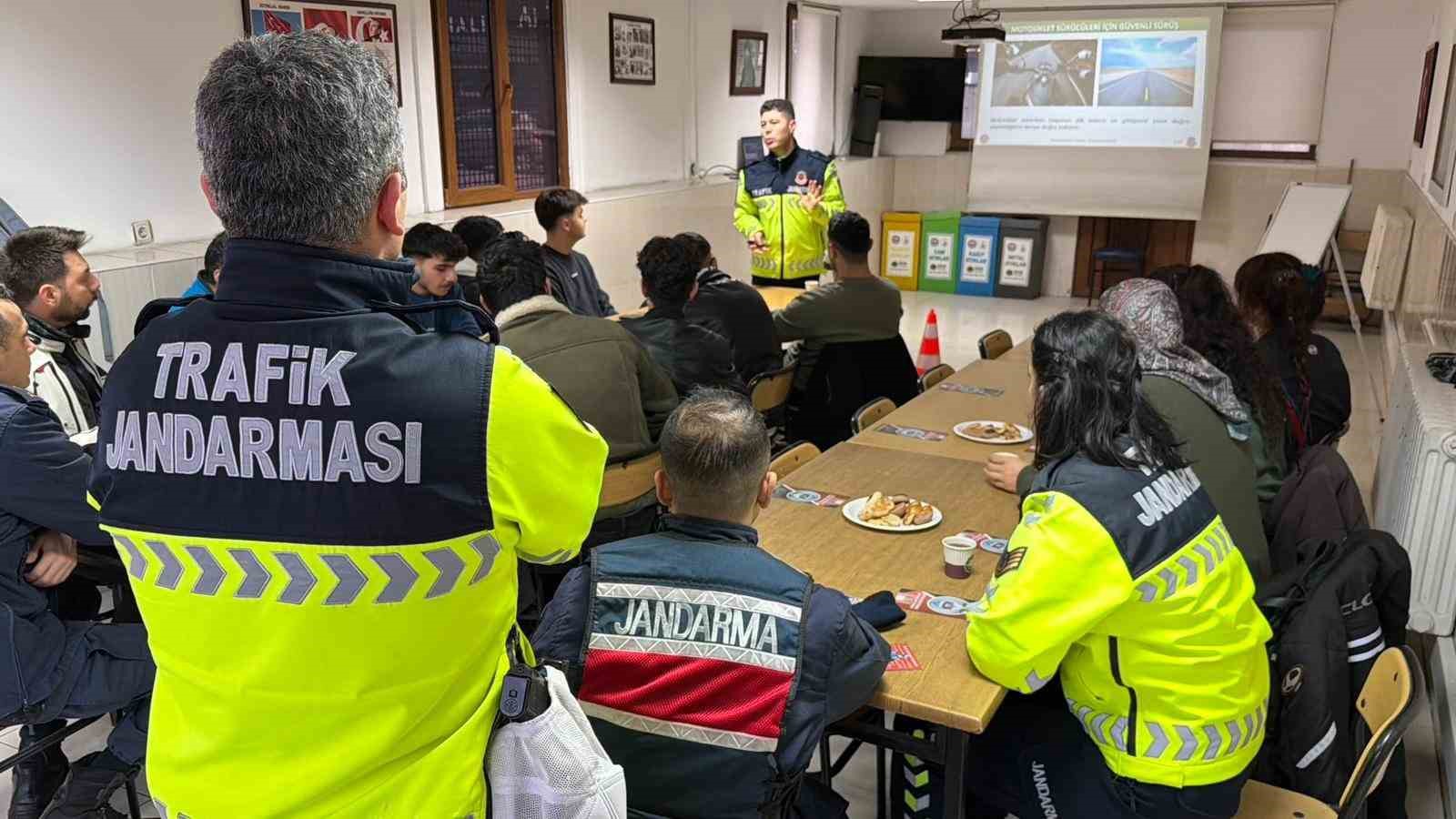 İlçede motosiklet sürücüsü artınca çareyi güvenli sürüş eğitimi vermekte buldular
