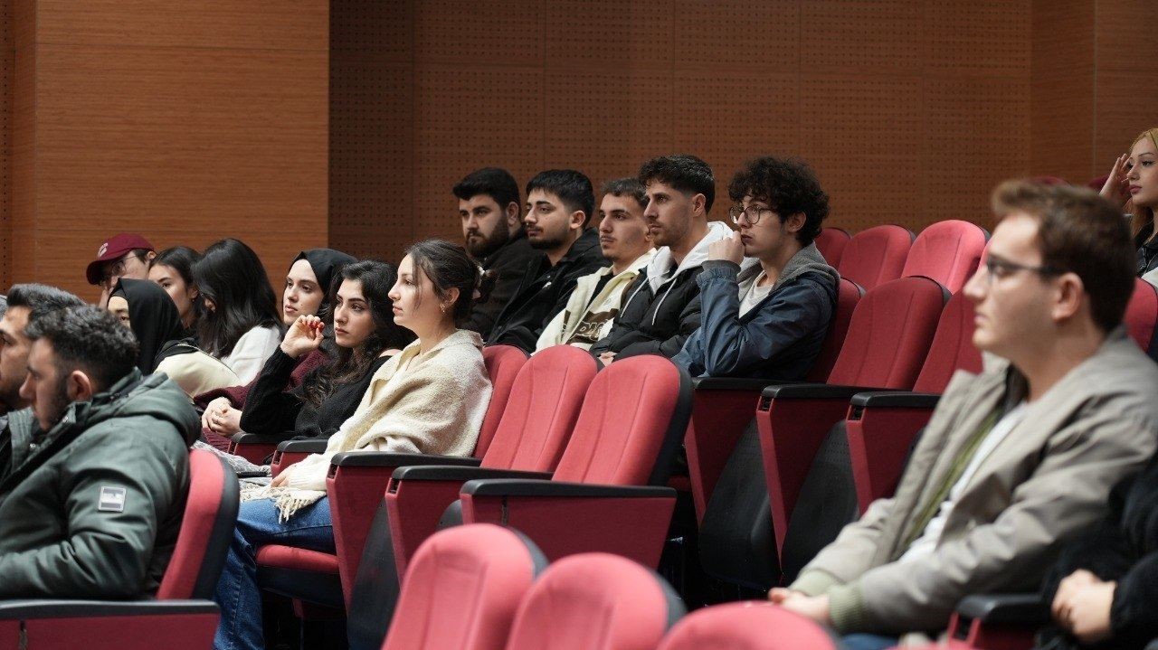 İletişim Fakültesi Dekanı Avcı, öğrencilerle buluştu
