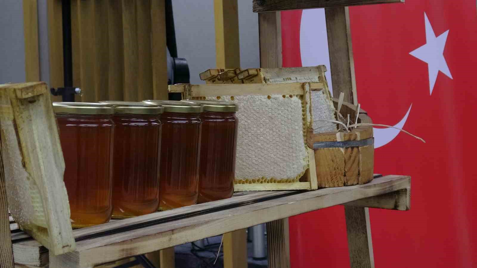 Ilgaz balı dünyanın en pahalı balı olarak Guinness Rekorlar Kitabı’na girdi
Ilgaz balı dünyanın en pahalı balı olarak Guinness Rekorlar Kitabı’na girdi