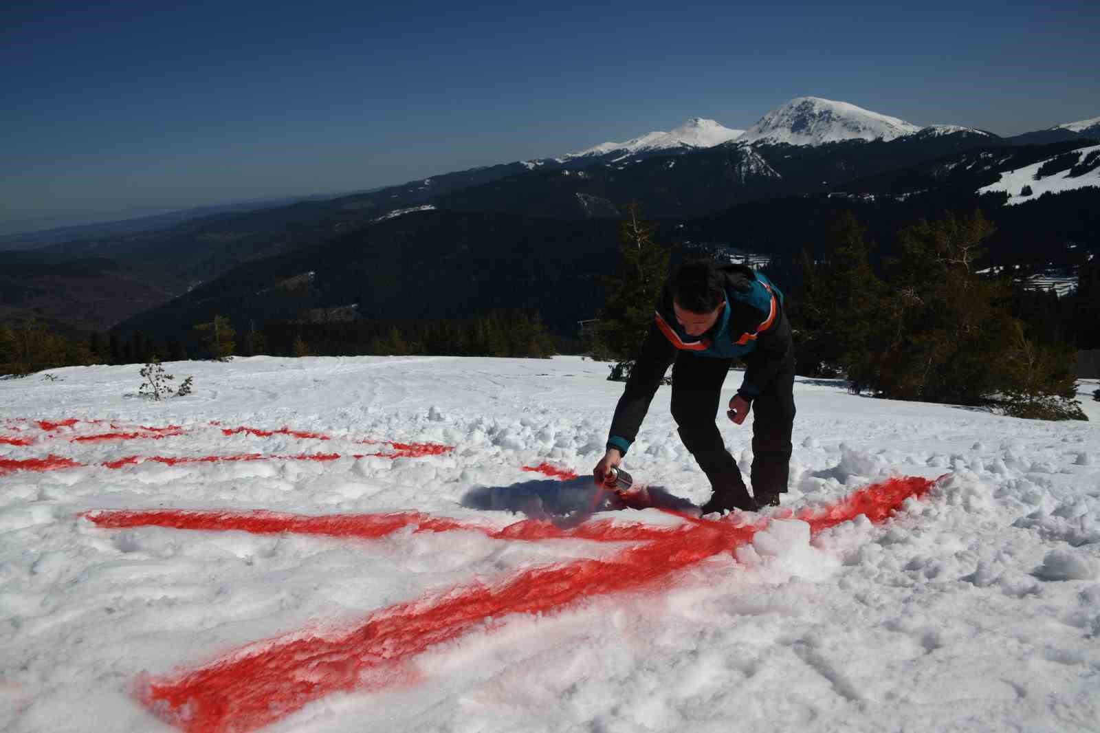 Ilgaz Dağı’nın zirvesinde anlamlı anma: İstiklal Marşı’nın ilk kelimesi kara nakşedildi
