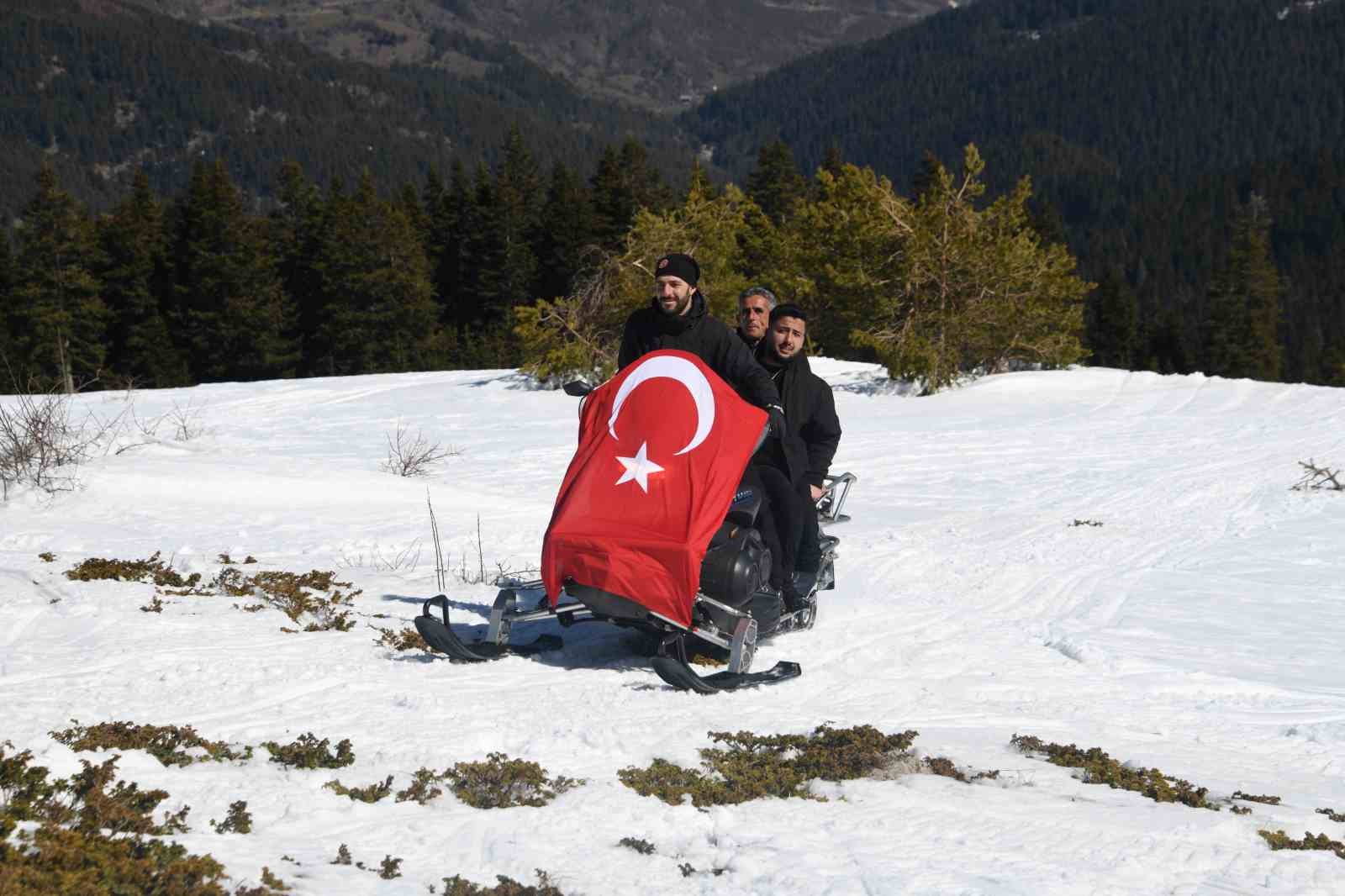 Ilgaz Dağı’nın zirvesinde anlamlı anma: İstiklal Marşı’nın ilk kelimesi kara nakşedildi
