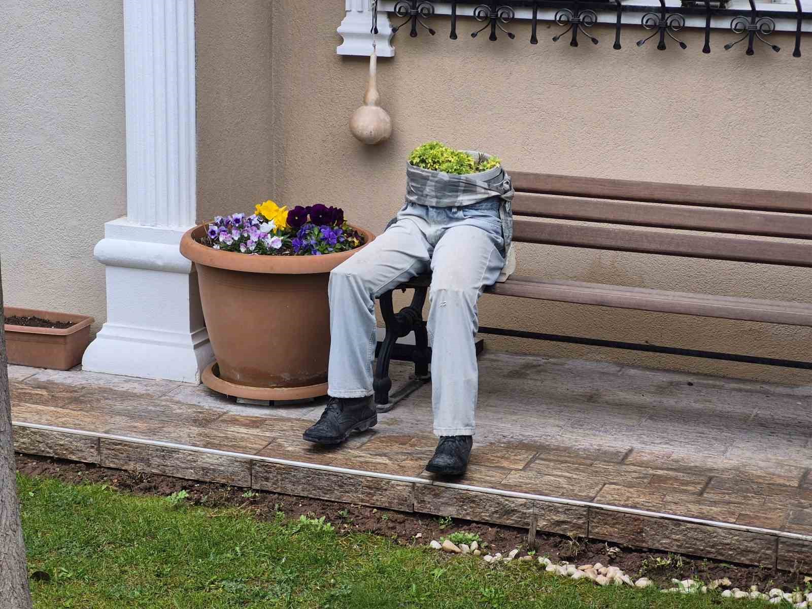 İlginç bahçe dekorasyonu hem ilginç, hem de ürkütücü
