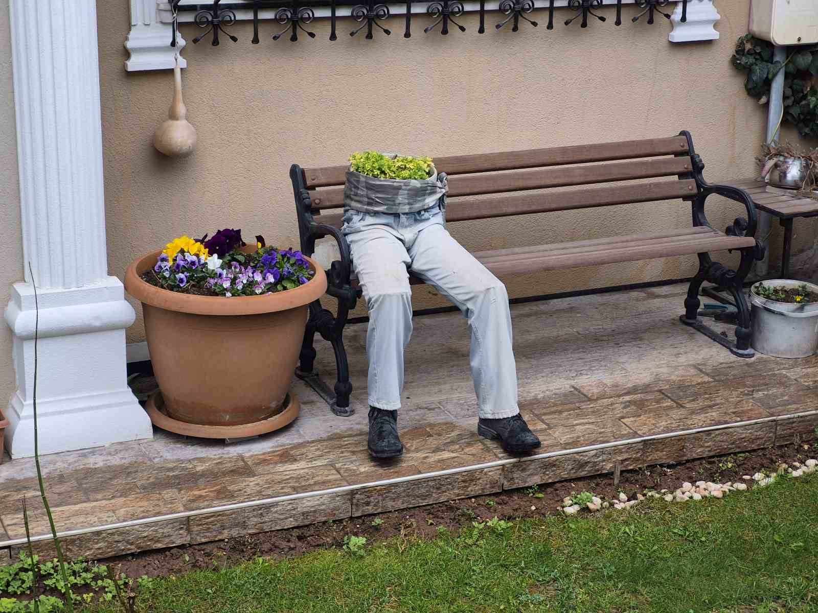 İlginç bahçe dekorasyonu hem ilginç, hem de ürkütücü
