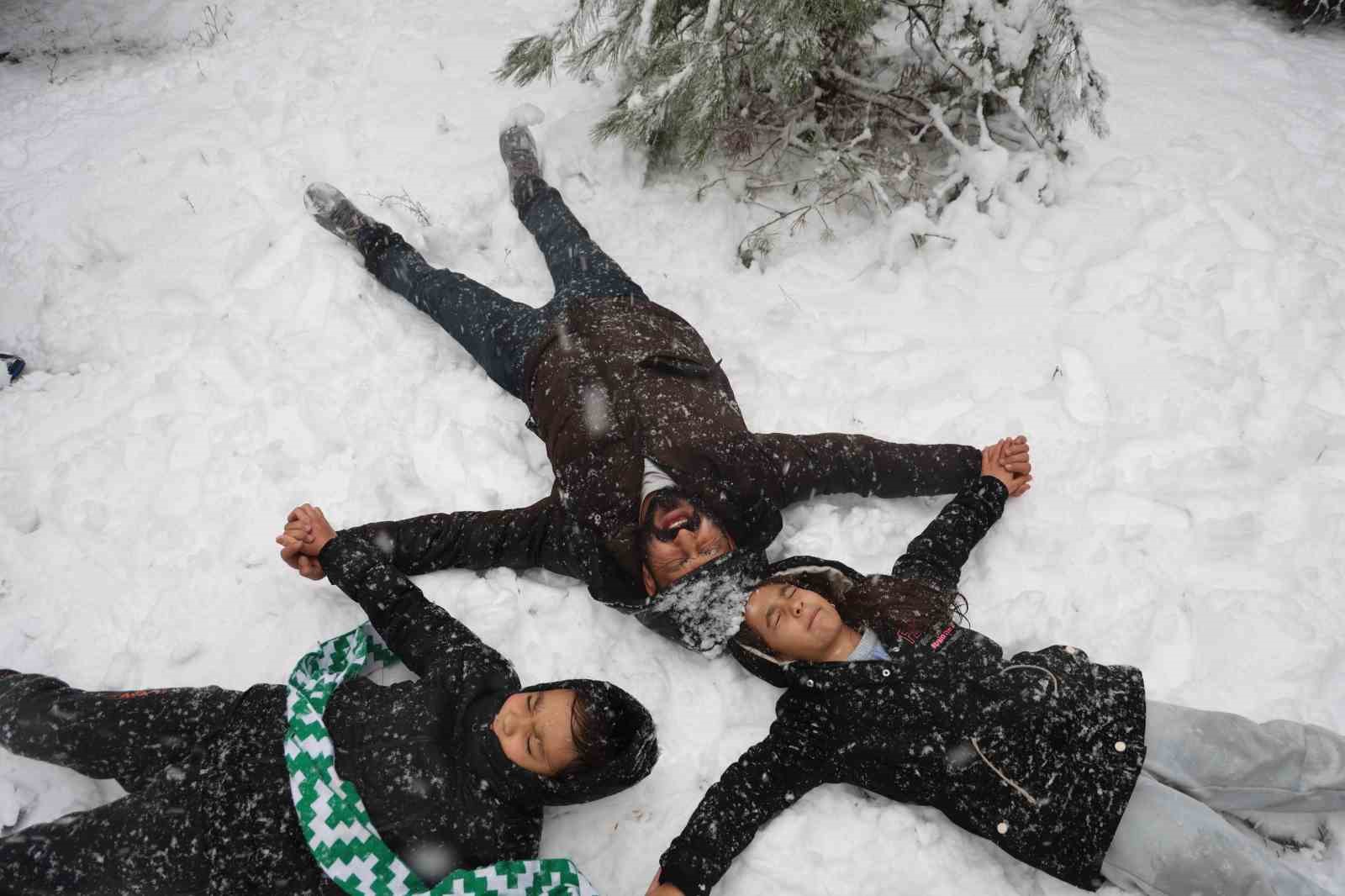 İlk kez kar yağışını izlediler
