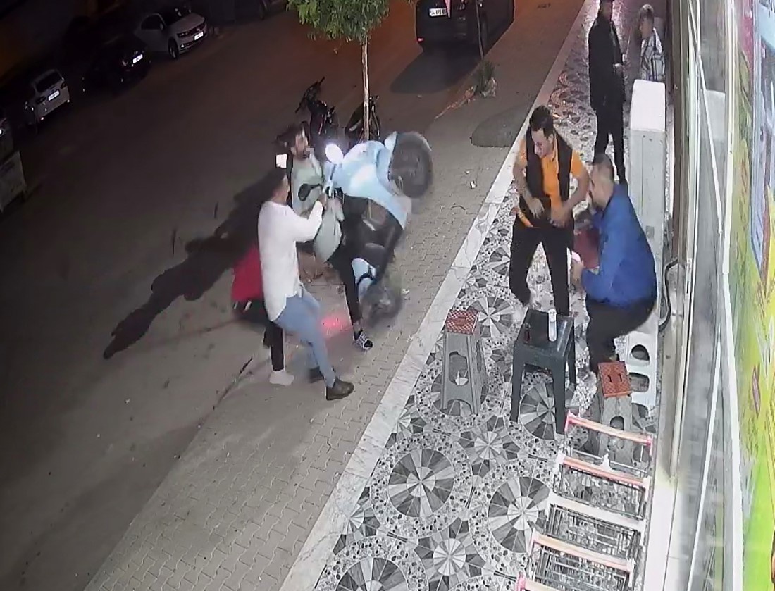 İlk kez motosiklet kullanmak istemişti: Gaz elciği basılı kalınca kaldırımda oturanlar neye uğradığını şaşırdı
