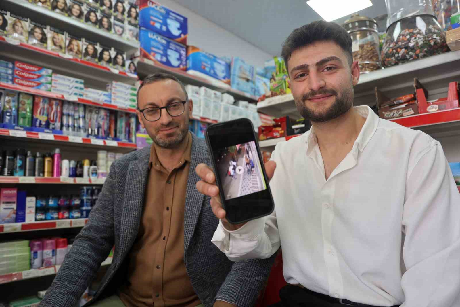 İlk kez motosiklet kullanmak istemişti: Gaz elciği basılı kalınca kaldırımda oturanlar neye uğradığını şaşırdı
