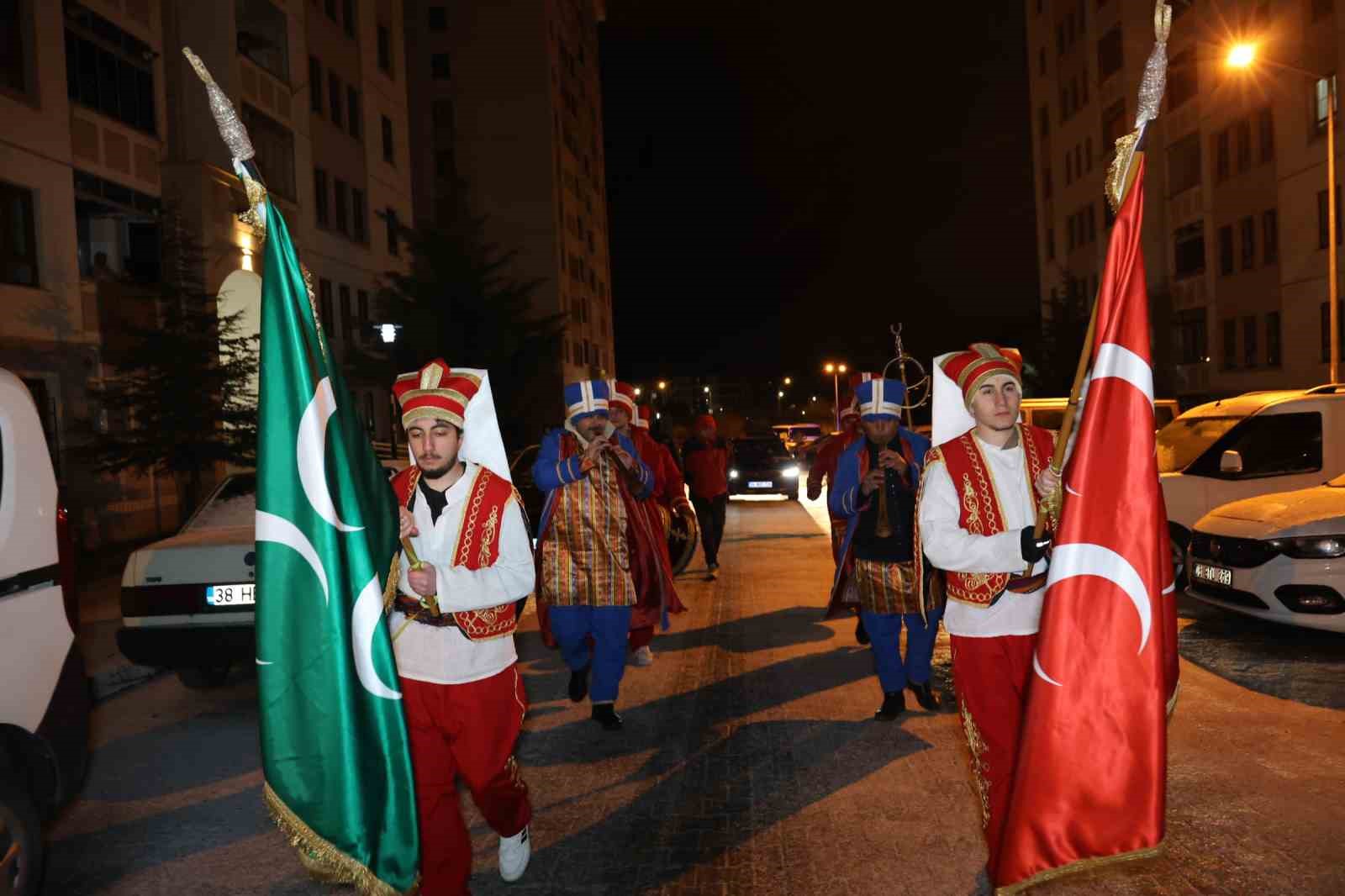 İlk sahura mehteranla kalktılar
