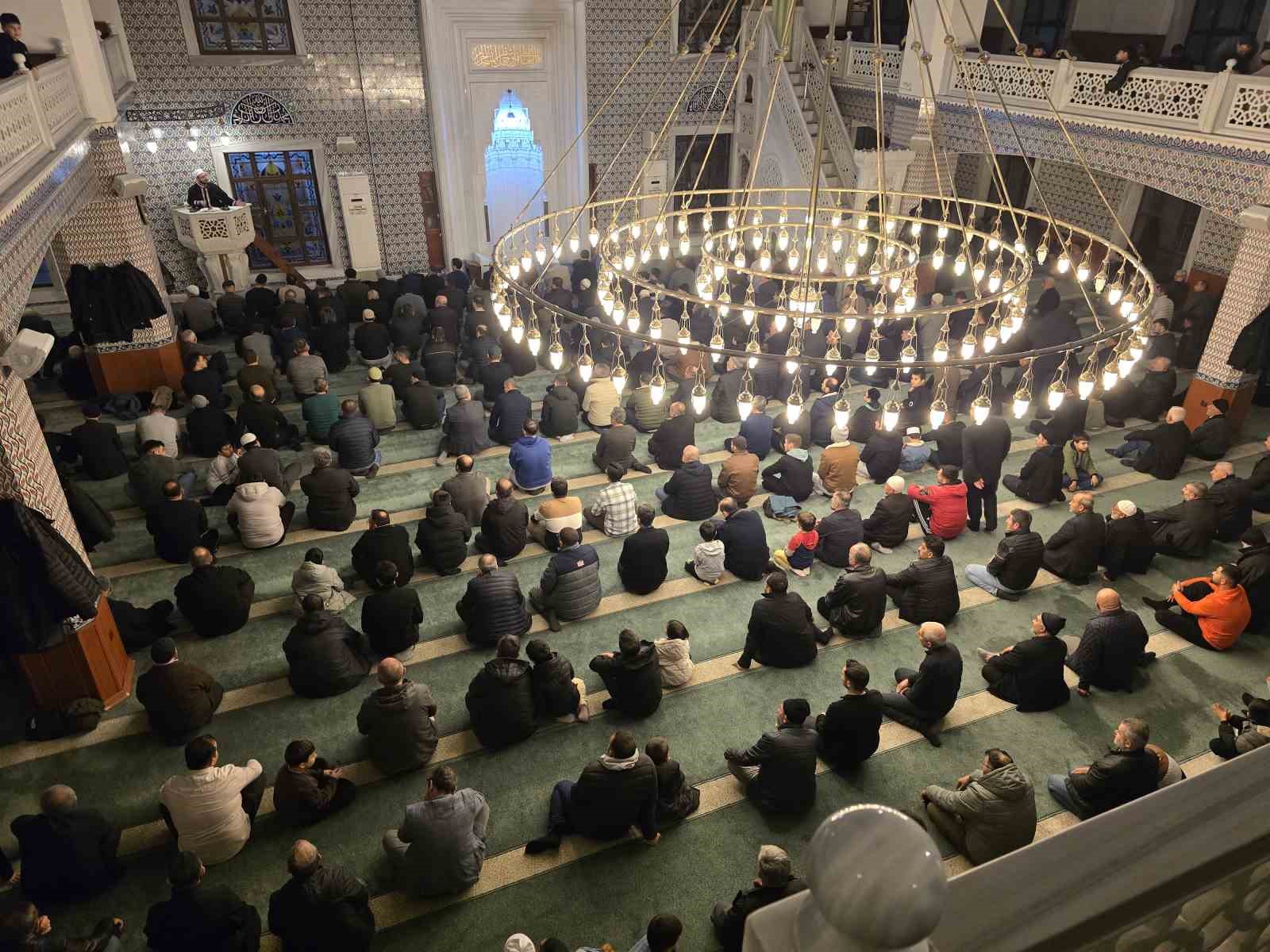 İlk teravihte vatandaşlar camiye akın etti
