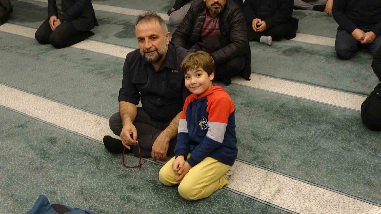 İlk teravihte vatandaşlar camiye akın etti
