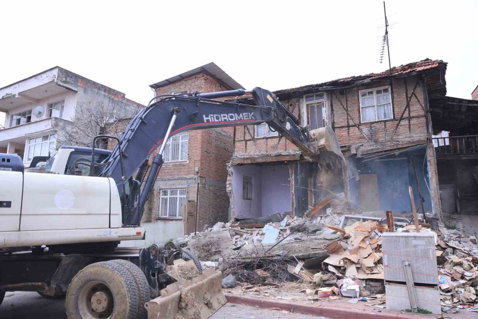 İlkadım’da metruk yapılar bir bir yıkılıyor
