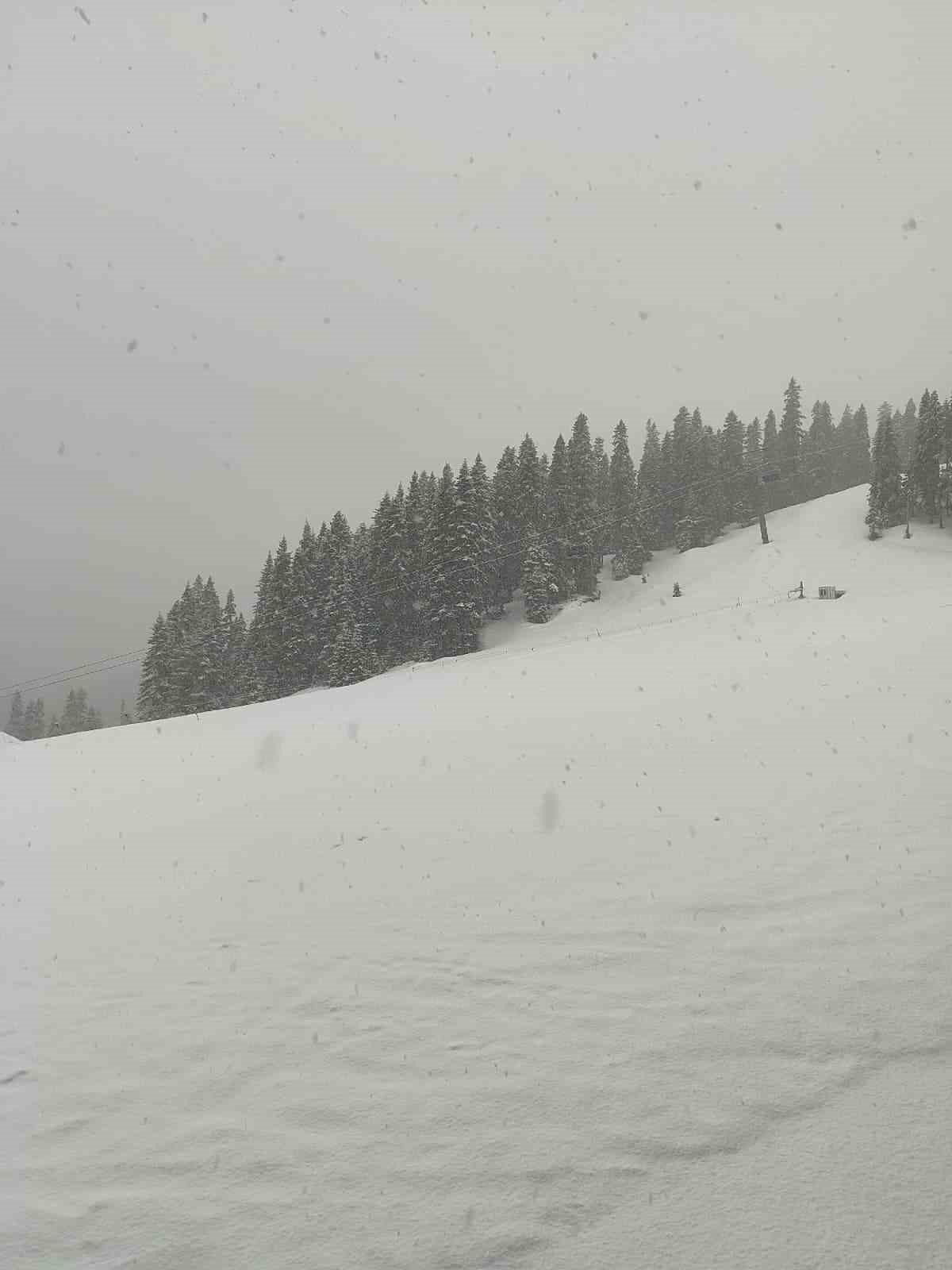 İlkbahar yerini kışa bıraktı, turizm alanı yeniden beyaz örtüyle kaplandı
