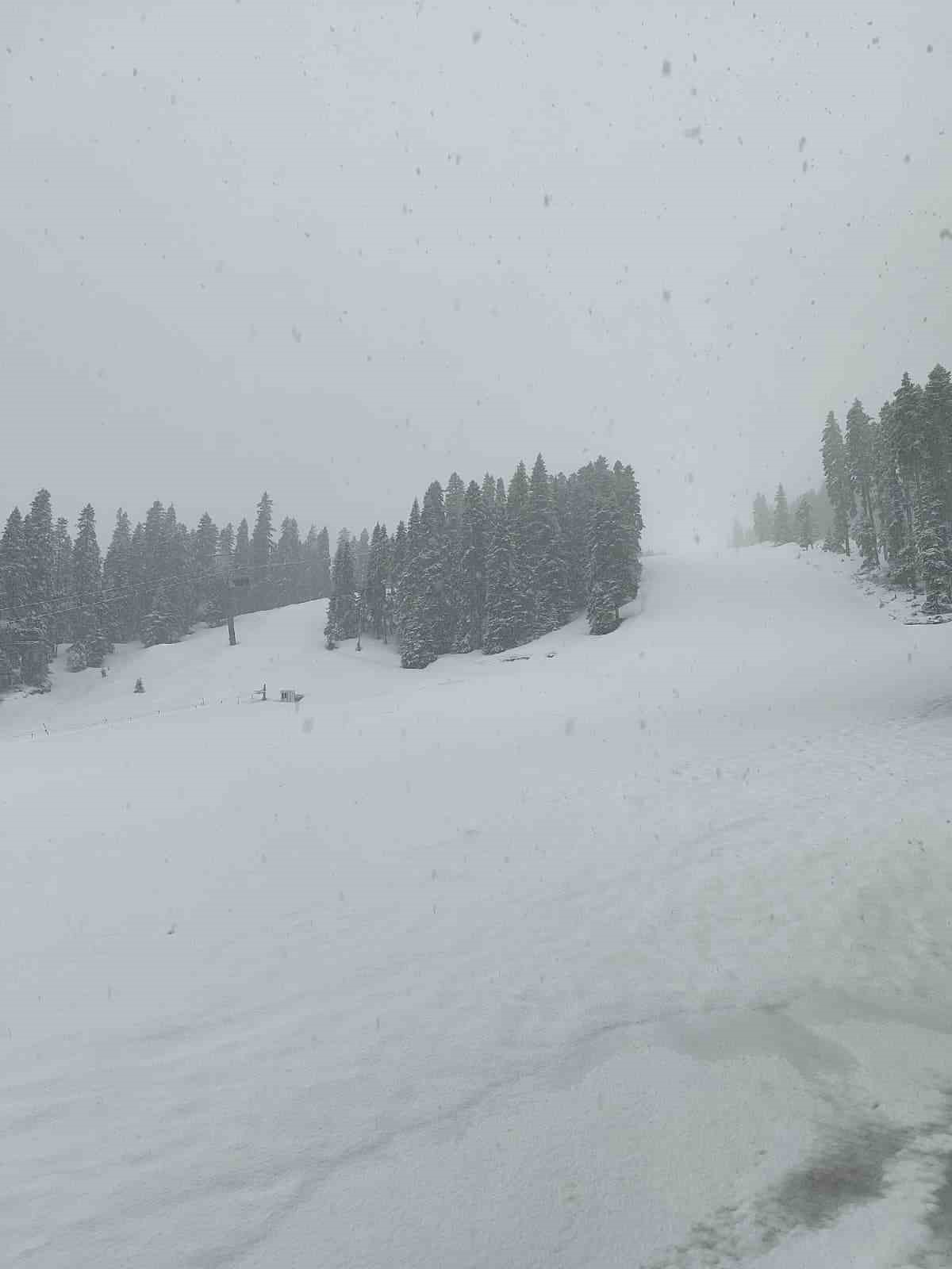 İlkbahar yerini kışa bıraktı, turizm alanı yeniden beyaz örtüyle kaplandı
