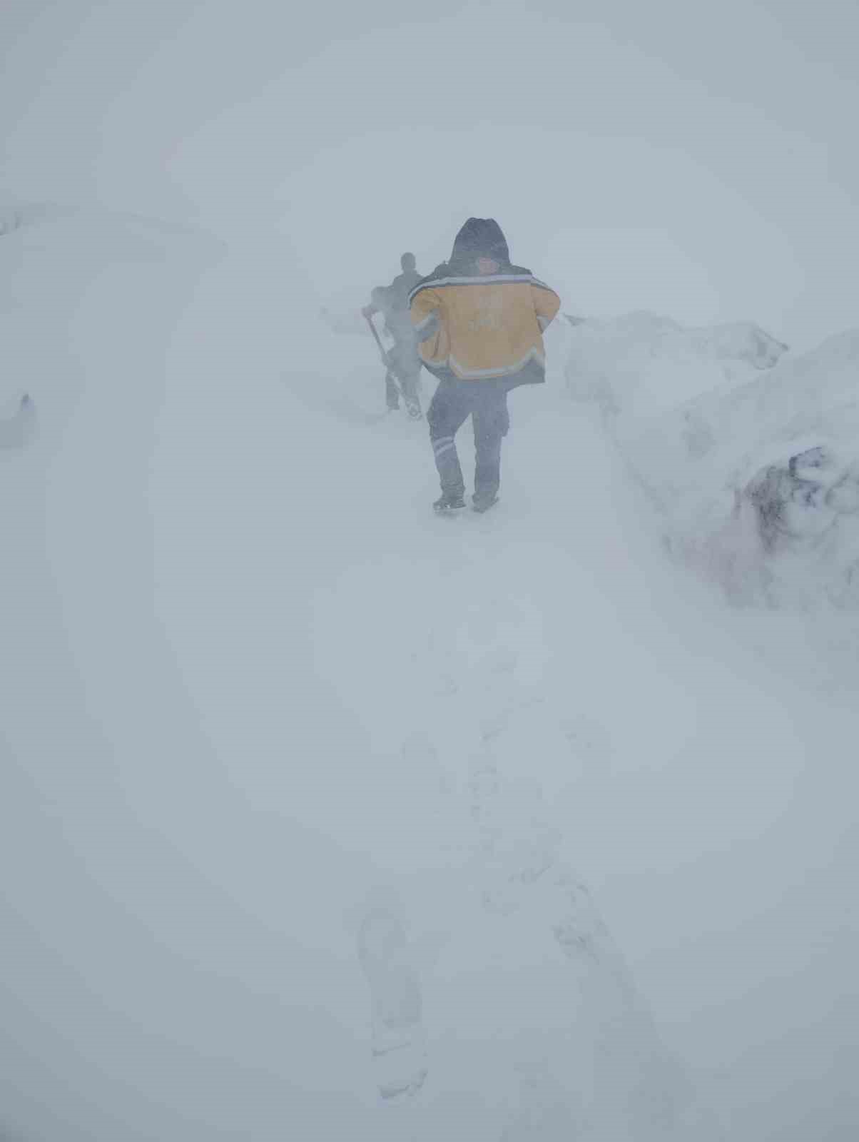 İlkbaharda kar şaşkınlığı, belde yolu ulaşıma kapandı
