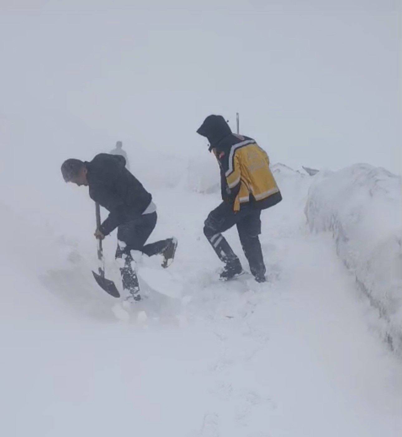 İlkbaharda kar şaşkınlığı, belde yolu ulaşıma kapandı
