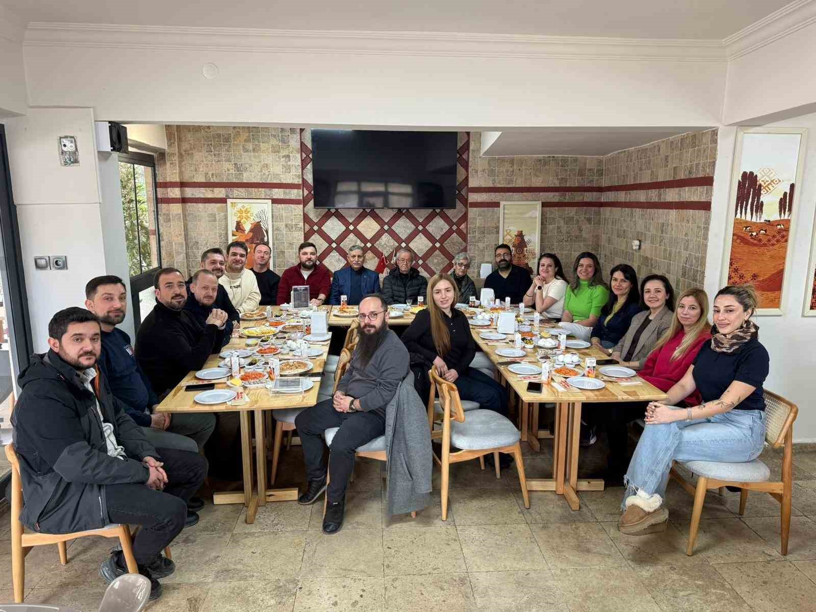 İlkokul arkadaşları 24 yıl sonra buluştu
