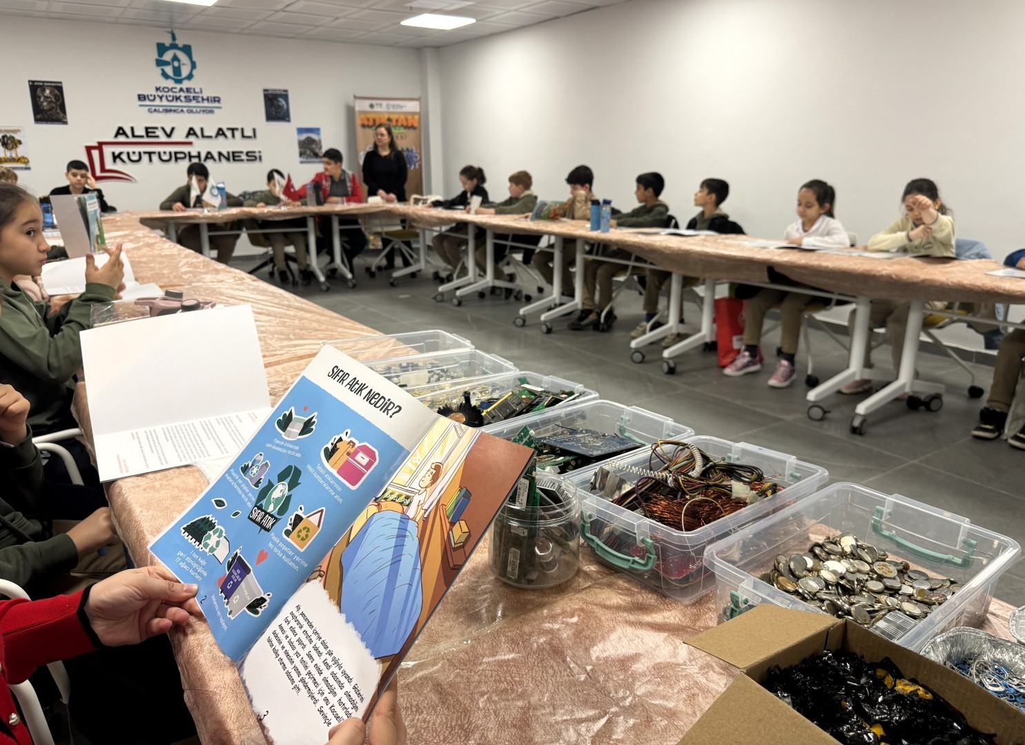 İlkokul öğrencileri elektronik atıklardan tablo yaptı
İlkokul öğrencileri elektronik atıklardan tablo yaptı