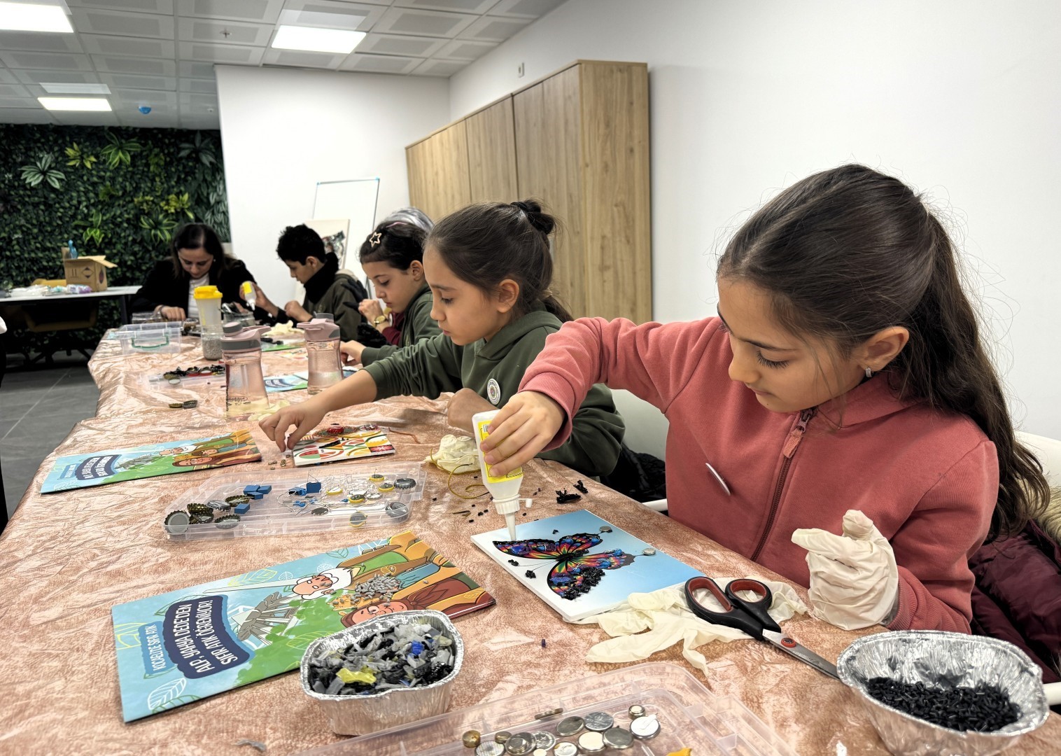 İlkokul öğrencileri elektronik atıklardan tablo yaptı
İlkokul öğrencileri elektronik atıklardan tablo yaptı