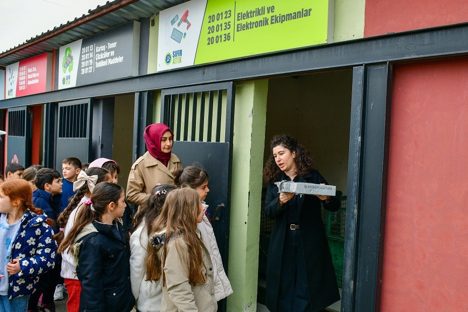 İlkokul öğrencileri geri dönüşümü yerinde öğrendi
