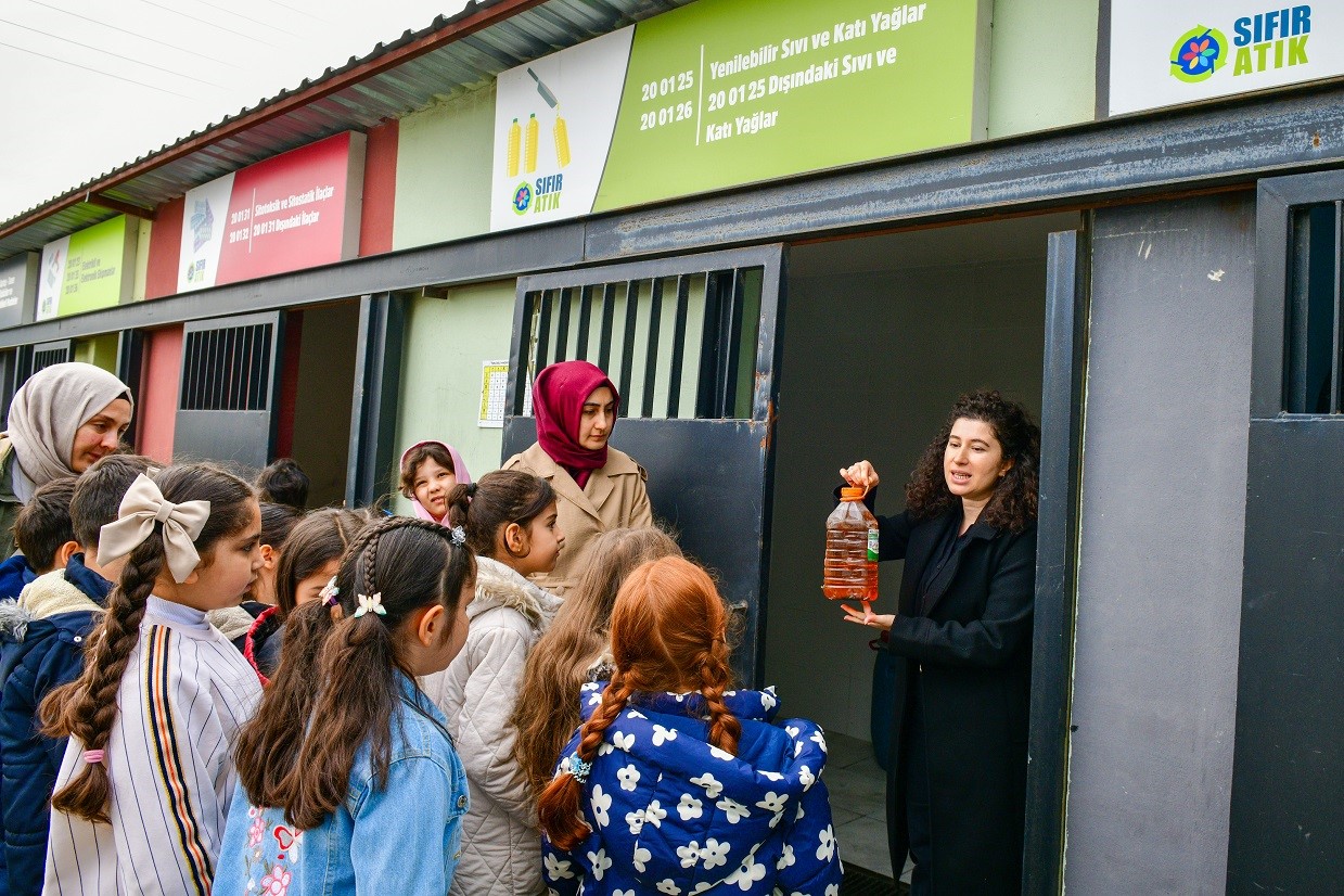 İlkokul öğrencileri geri dönüşümü yerinde öğrendi

