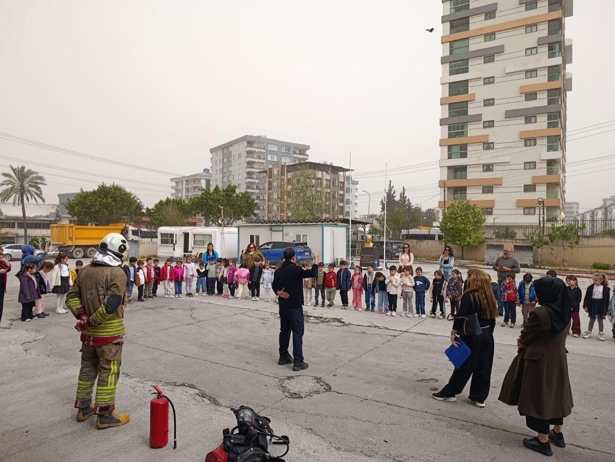 İlkokul öğrencilerinden itfaiye istasyonuna ziyaret
