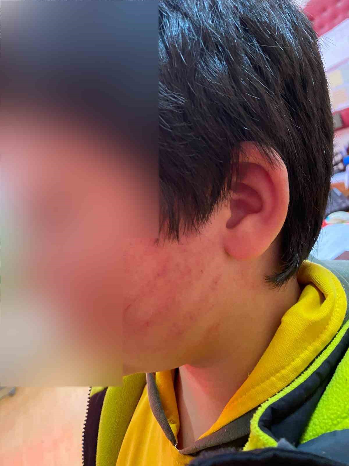 İlkokul öğrencilerinin sıra tartışmasında okula gelen baba, anne ve babaanne 2 çocuğu darp etti
