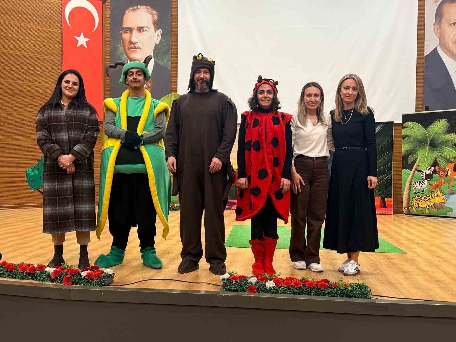 İlkokul öğrencilerinin tiyatro coşkusu
