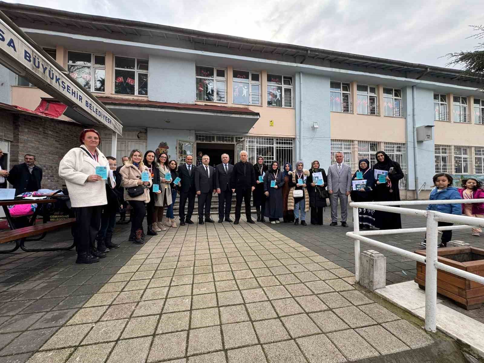 İlkokulda veliler kitap okuma yarışmasında ter döktü
