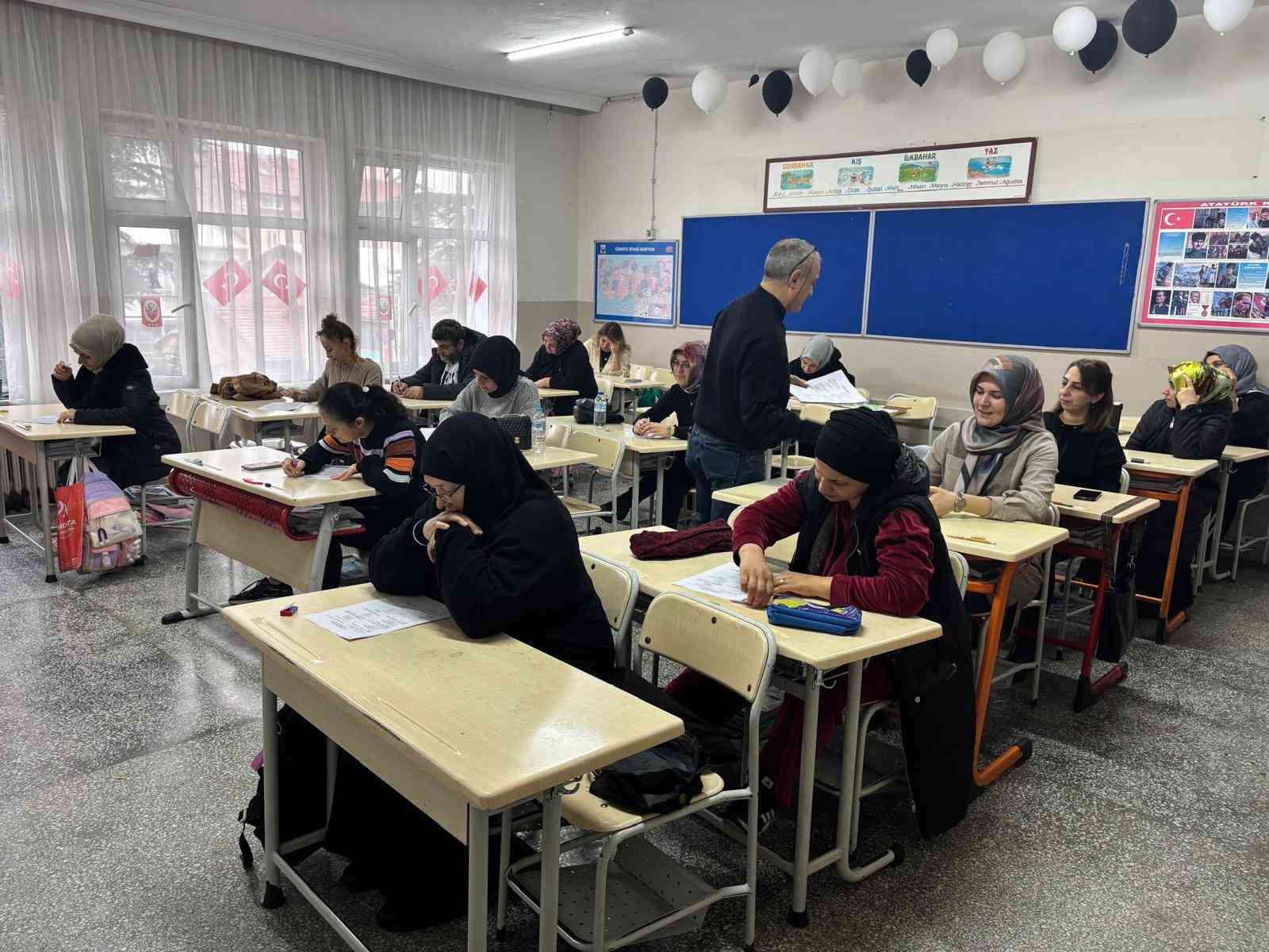 İlkokulda veliler kitap okuma yarışmasında ter döktü
