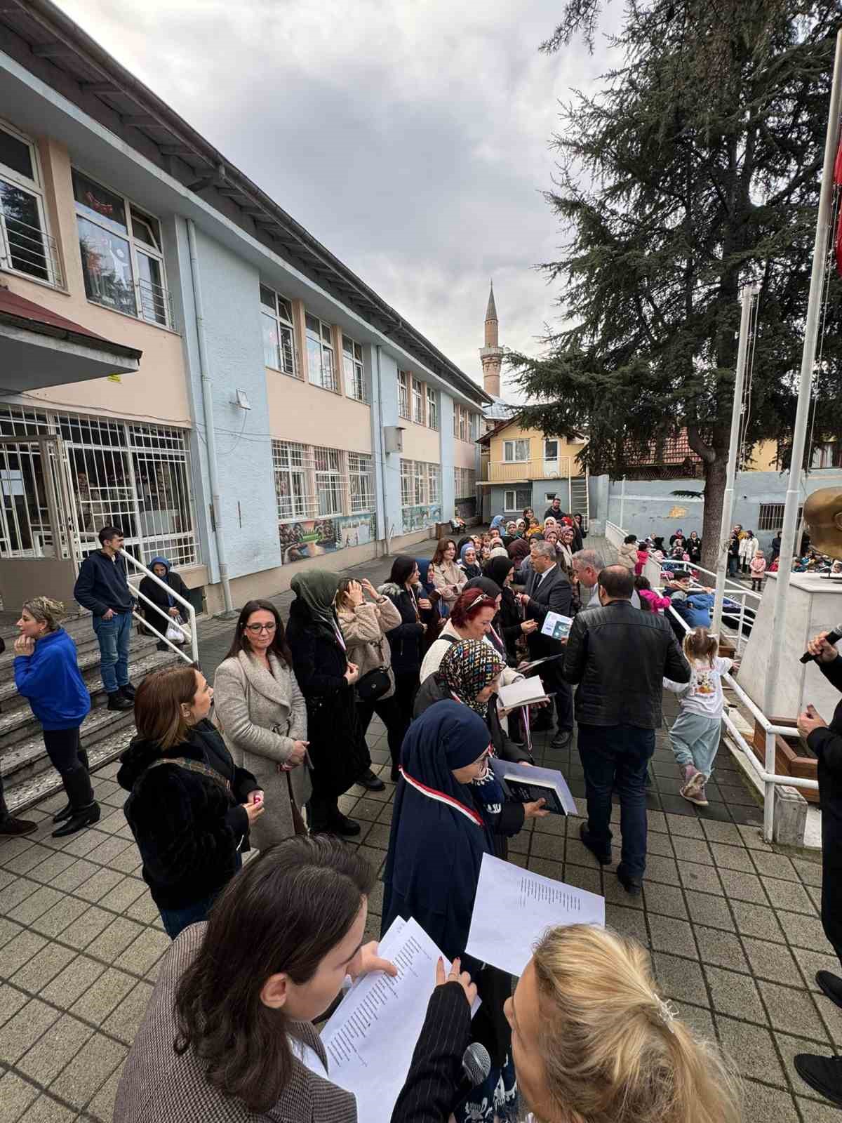 İlkokulda veliler kitap okuma yarışmasında ter döktü
