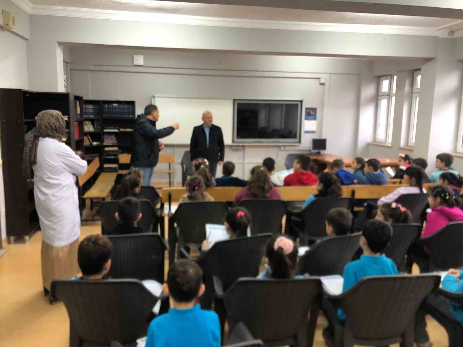 İlkokulda yerel yönetimler dersine giren muhtar öğrencilere görevini anlattı
