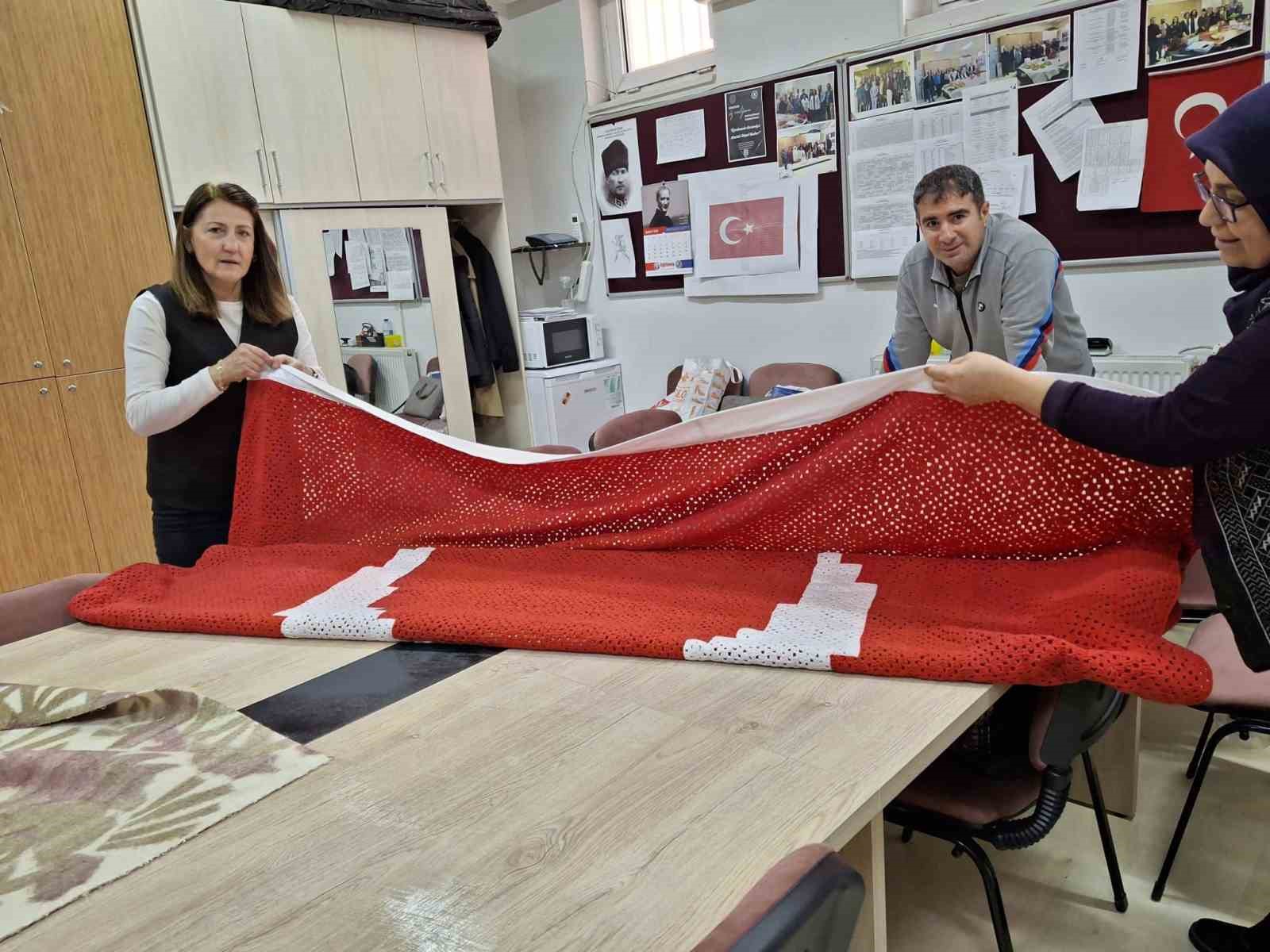 İlmek ilmek gurur: El emeği Türk Bayrağı göndere çekildi
