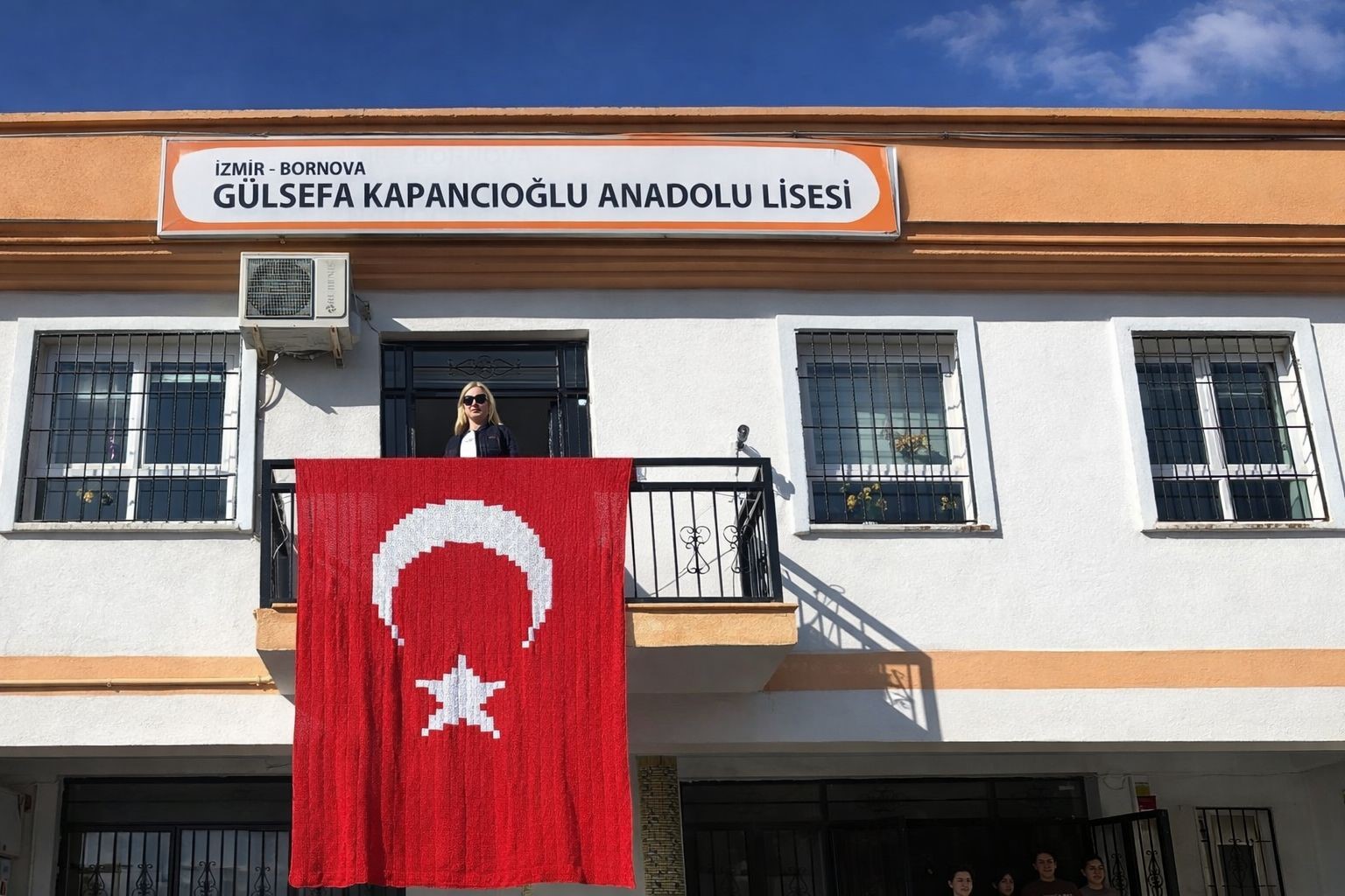 İlmek ilmek gurur: El emeği Türk Bayrağı göndere çekildi
