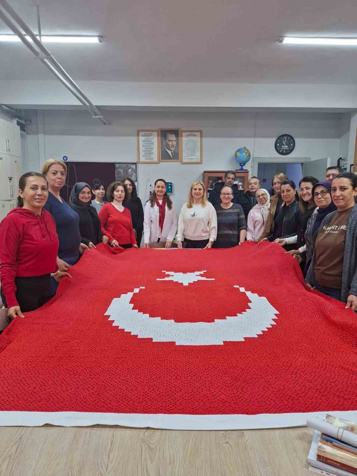İlmek ilmek gurur: El emeği Türk Bayrağı göndere çekildi
