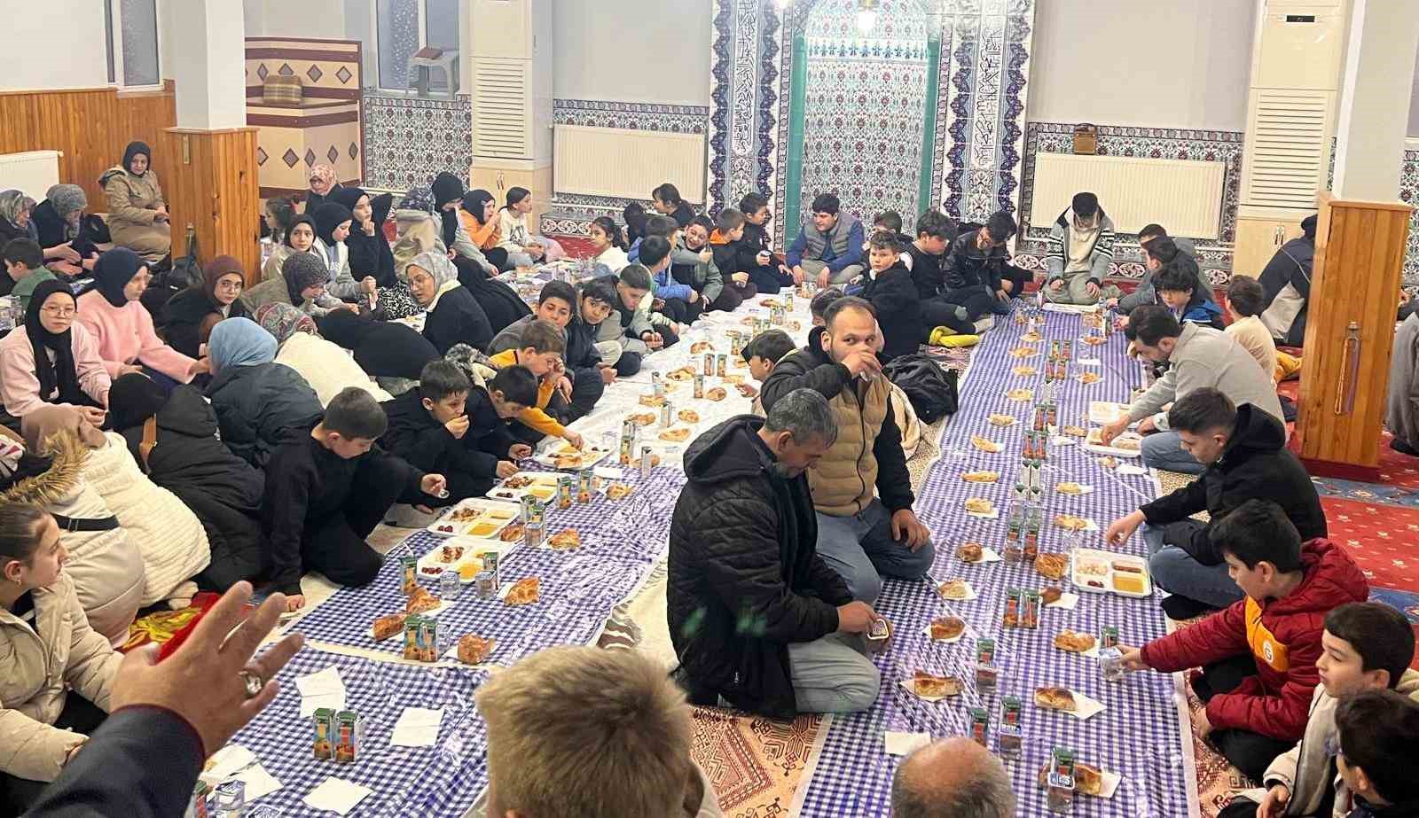 İmam Mustafa Şimşek Emet’te 15 yıldır çocuklara camide iftar veriyor
