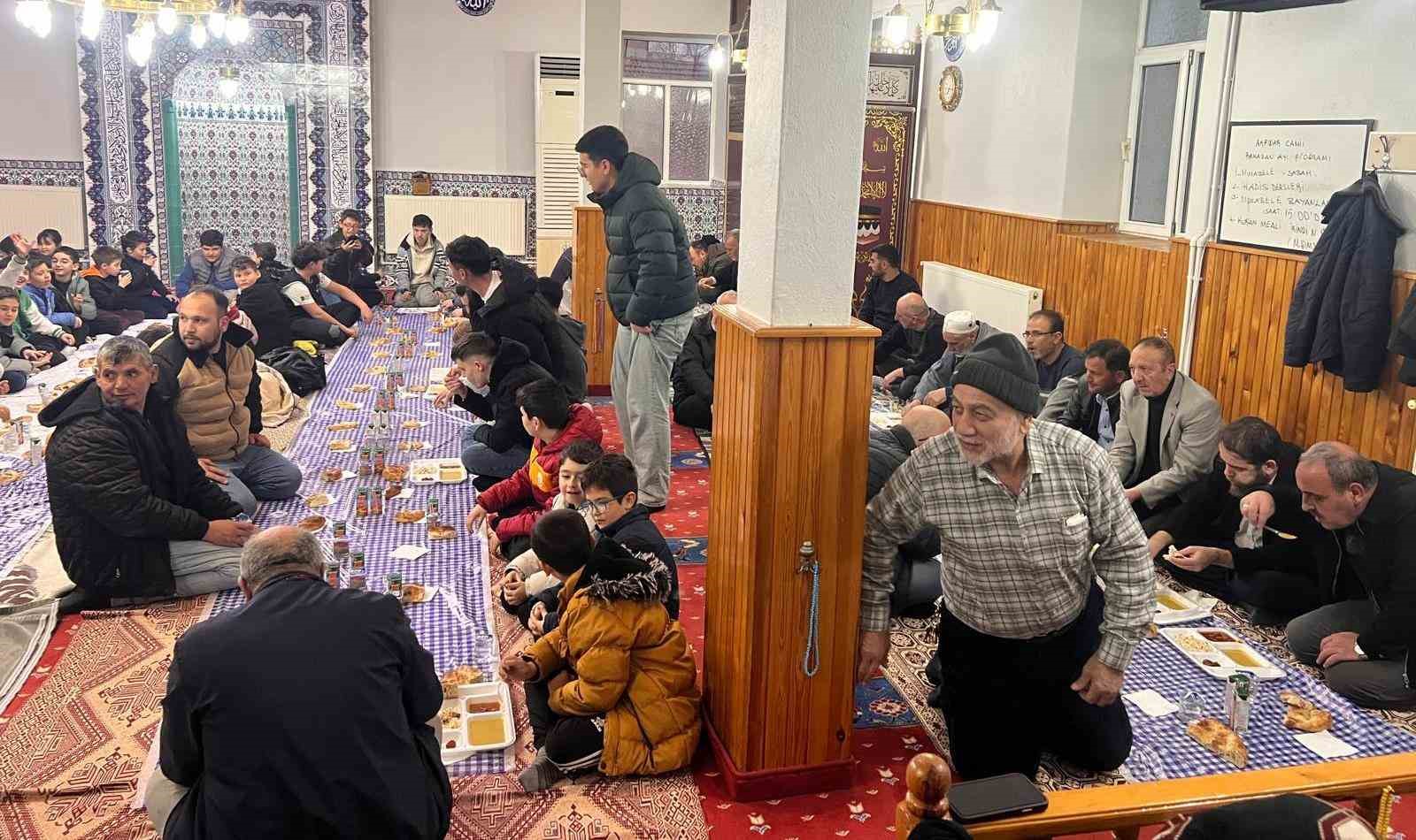 İmam Mustafa Şimşek Emet’te 15 yıldır çocuklara camide iftar veriyor
