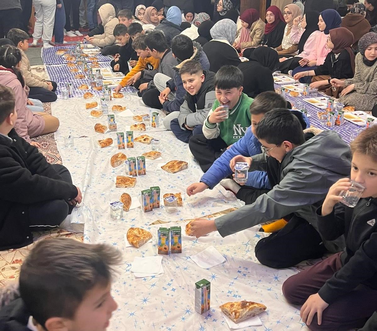 İmam Mustafa Şimşek Emet’te 15 yıldır çocuklara camide iftar veriyor
