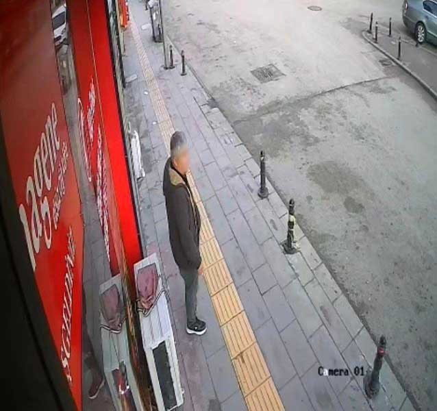 İmamın sahibi gelir alır diye bıraktığı çantayı kaşla göz arasında çaldı
