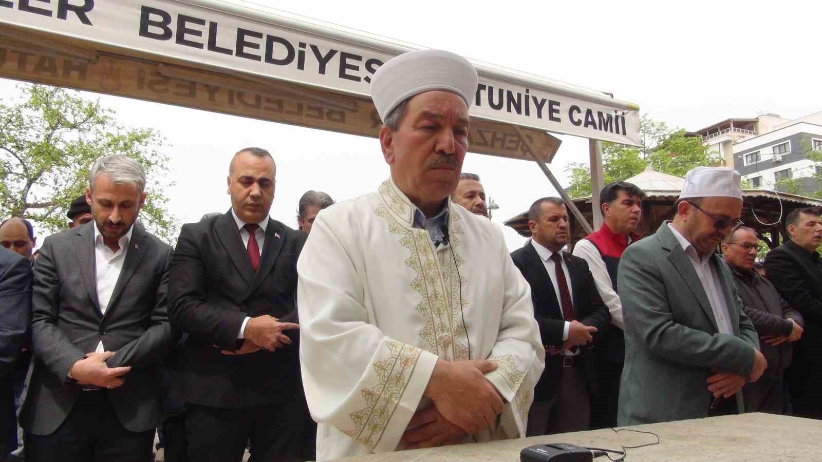 İmamın titreyen sesiyle konuşması duygulandırdı
