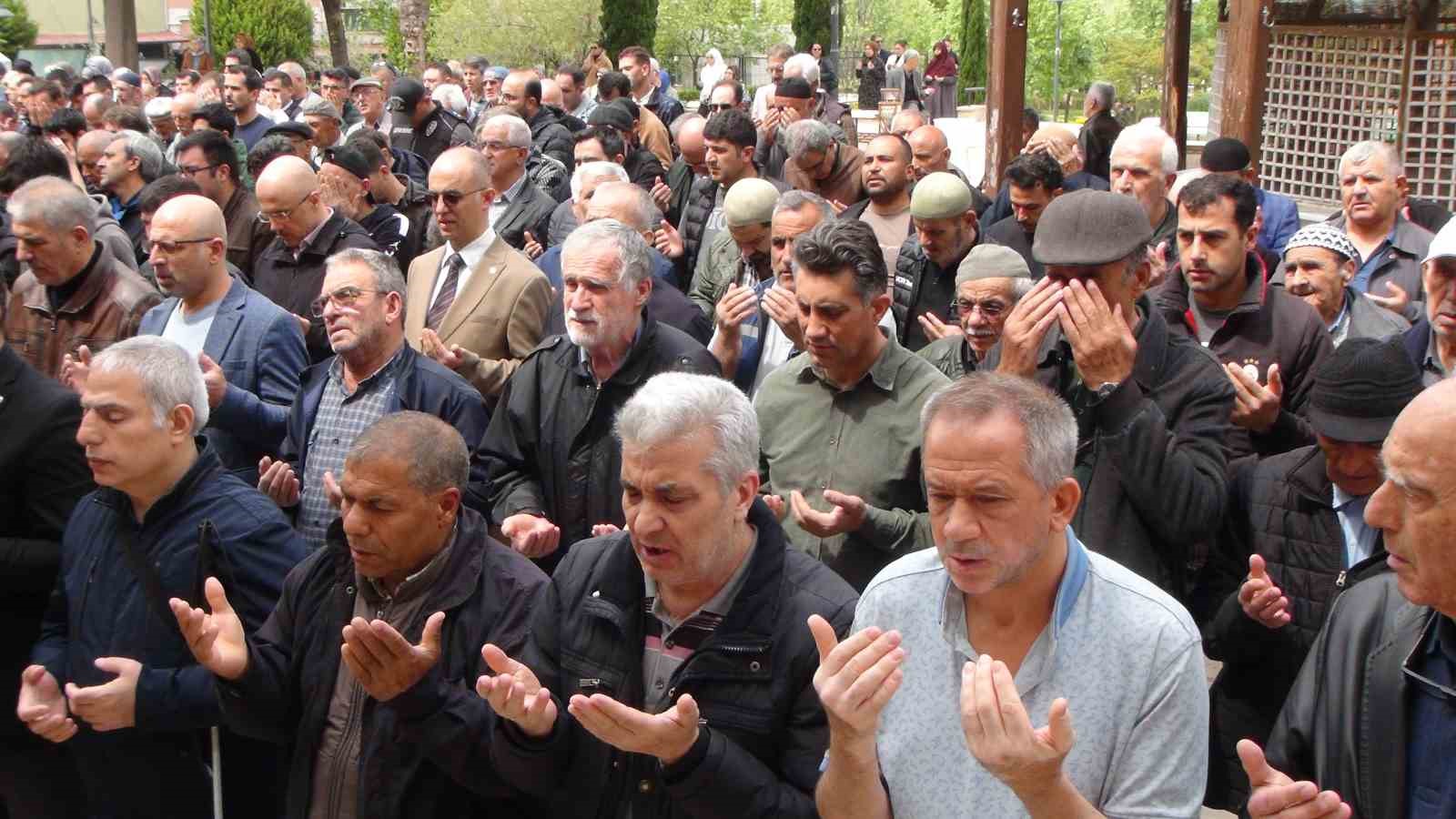 İmamın titreyen sesiyle konuşması duygulandırdı
