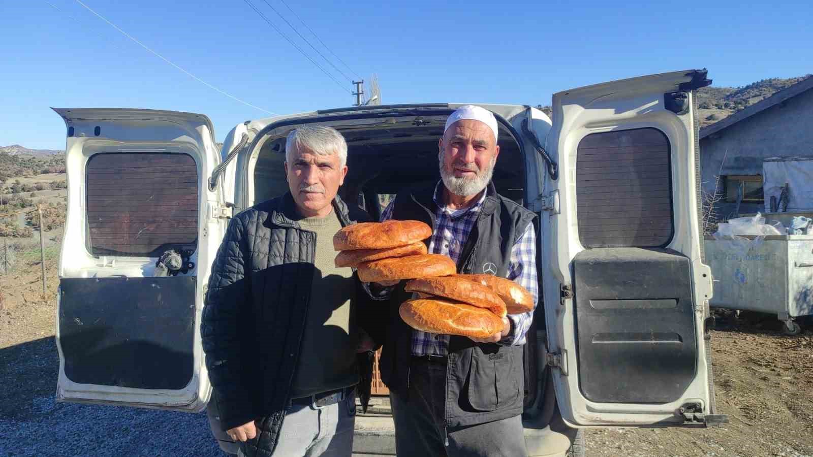 İmece usulüyle pide dağıtılıyor, pide girmeyen ev kalmıyor
