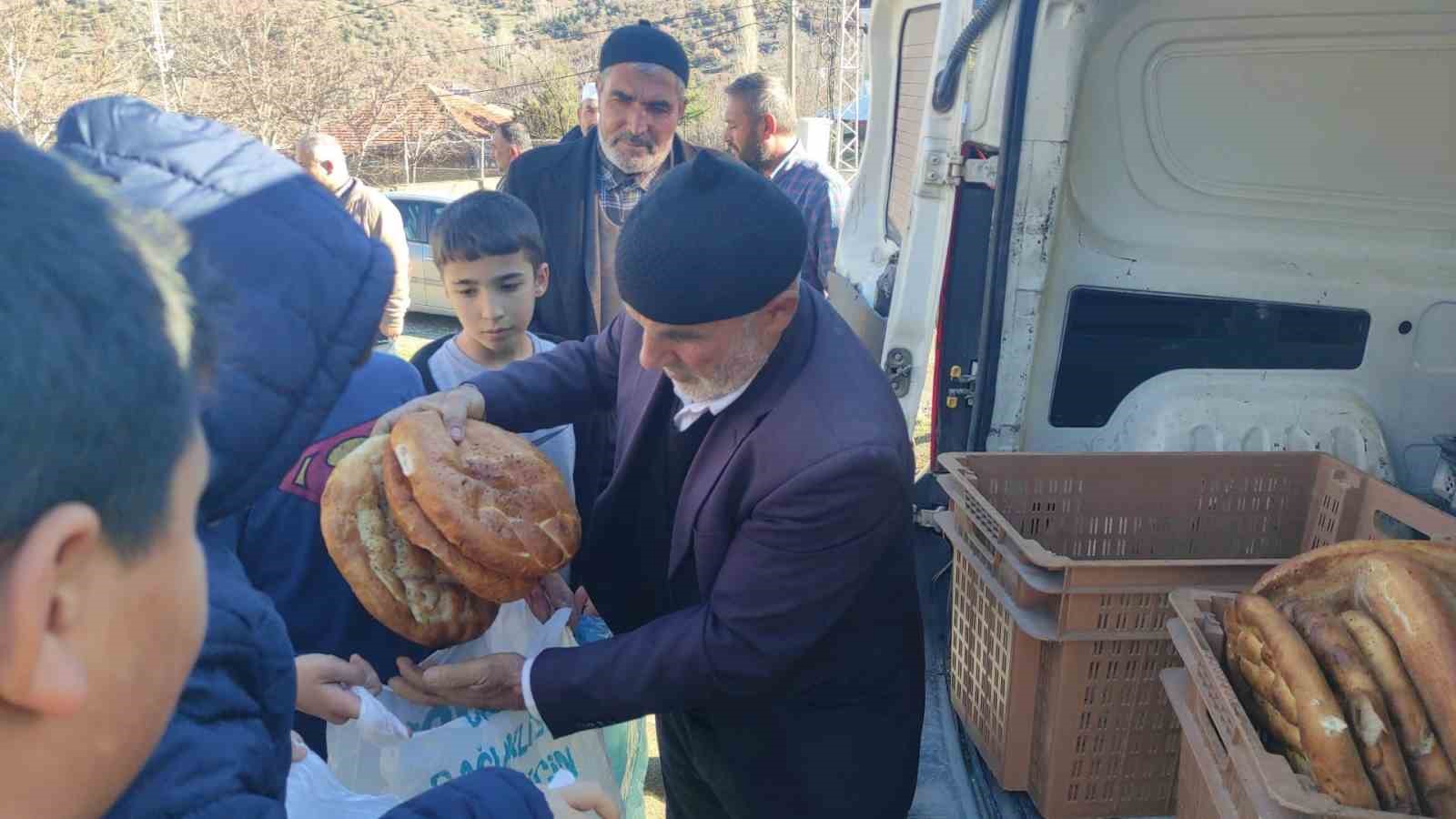 İmece usulüyle pide dağıtılıyor, pide girmeyen ev kalmıyor
