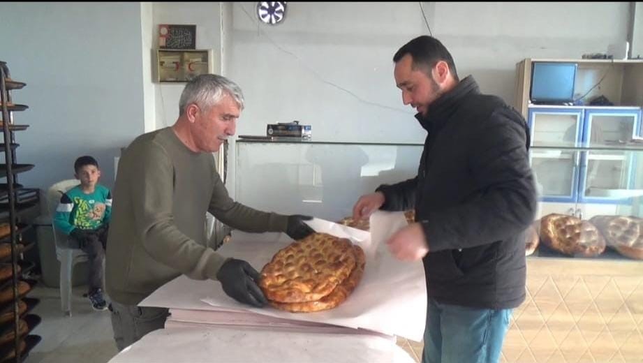 İmece usulüyle pide dağıtılıyor, pide girmeyen ev kalmıyor
