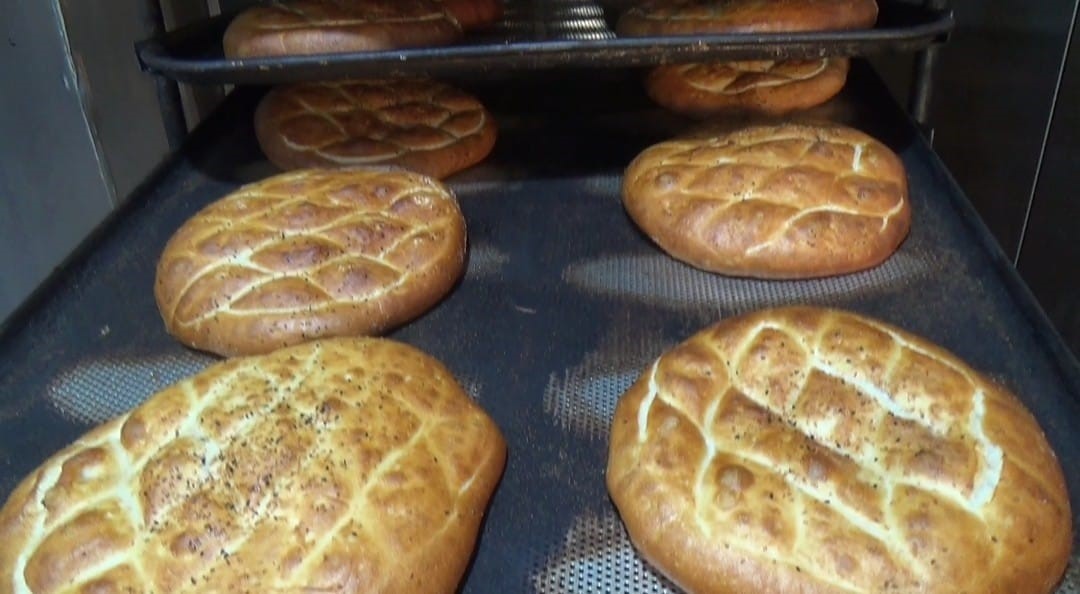 İmece usulüyle pide dağıtılıyor, pide girmeyen ev kalmıyor
