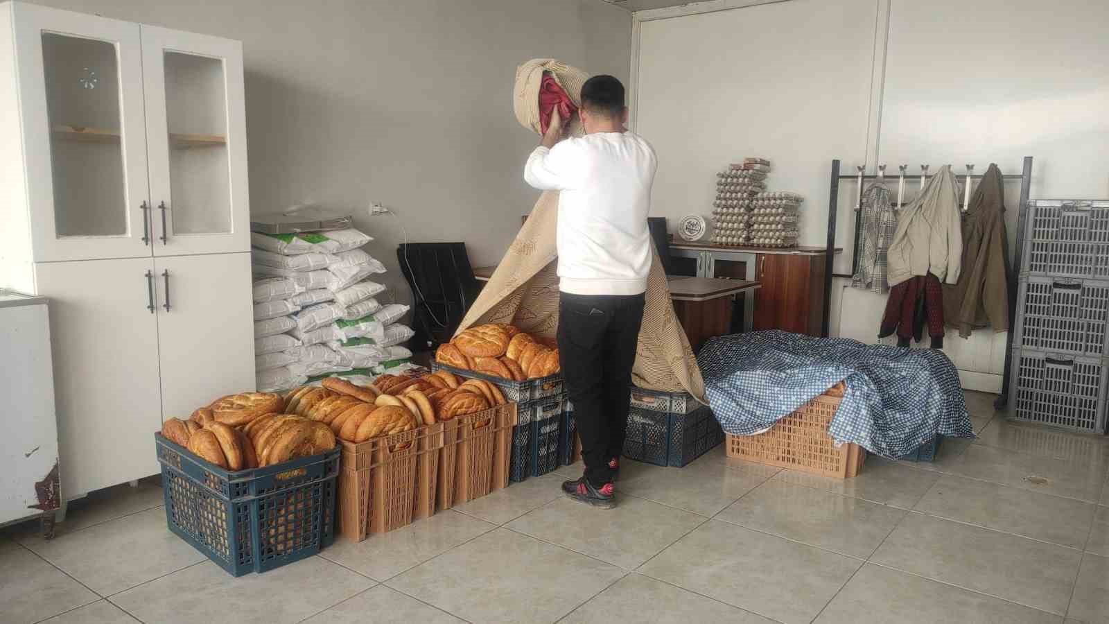 İmece usulüyle pide dağıtılıyor, pide girmeyen ev kalmıyor
