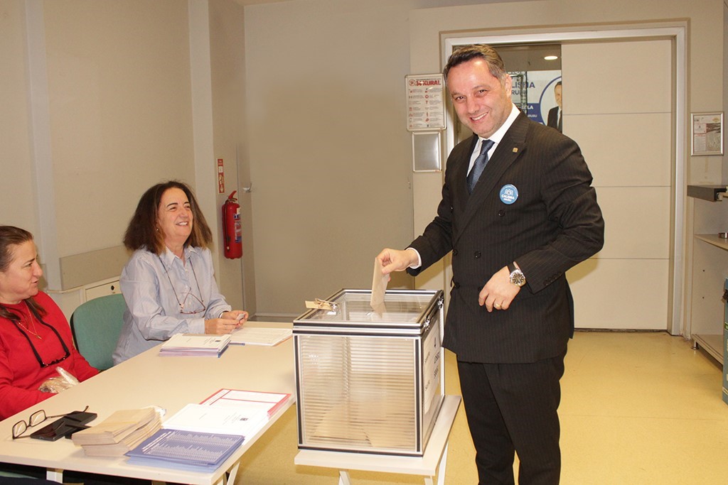 İMO Bursa’da Serdar Atilla Erdem güven tazeledi
İMO Bursa’da Serdar Atilla Erdem güven tazeledi