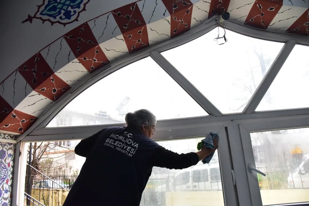 İncirliova Acarlar Camii’nde temizlik çalışması yapıldı
